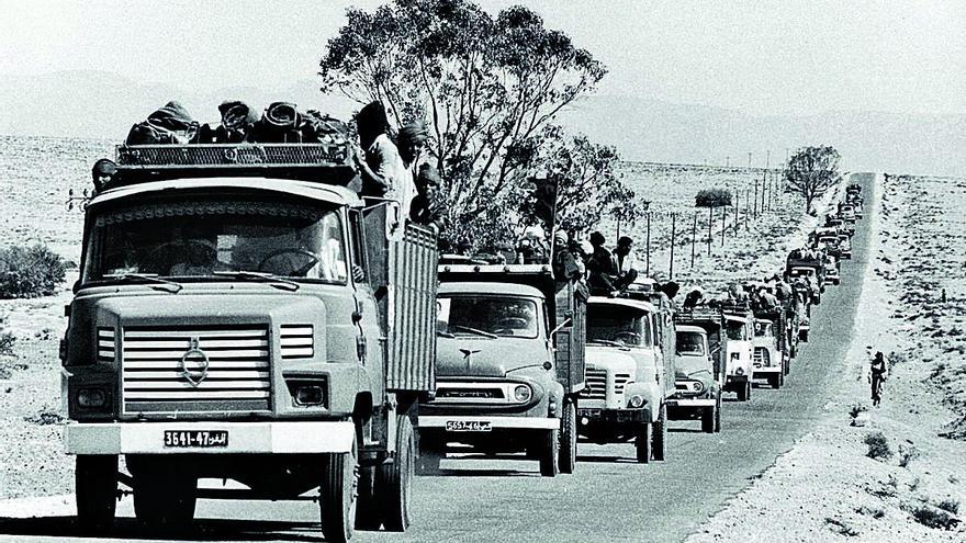 Un tram de la caravana, a finals d&#039;octubre de 1975, que va formar la Marxa Verda.