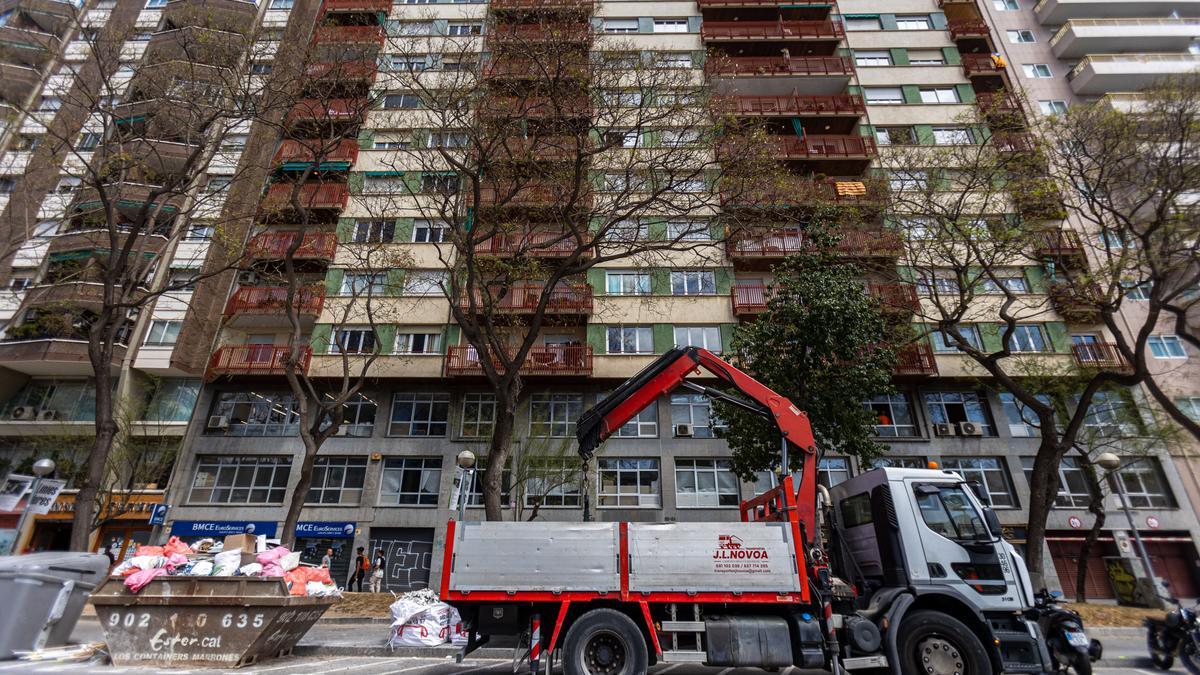 Bloque de la calle de Tarragona en la que el ayuntamiento se vio obligado a permitir 120 pisos turísticos por orden judicial.