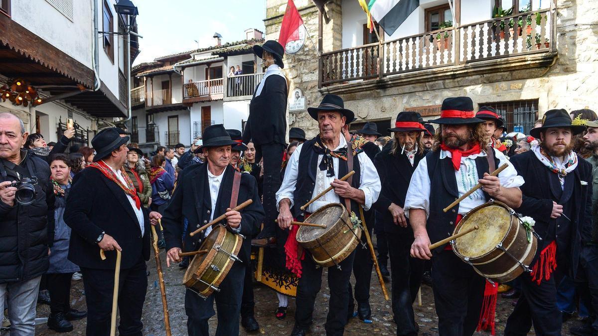 Peropalo escoltado por los tamborileros llega a la plaza del ayuntamiento.