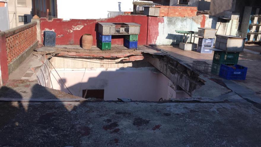 Se desploma el techo de una vivienda en Alzira