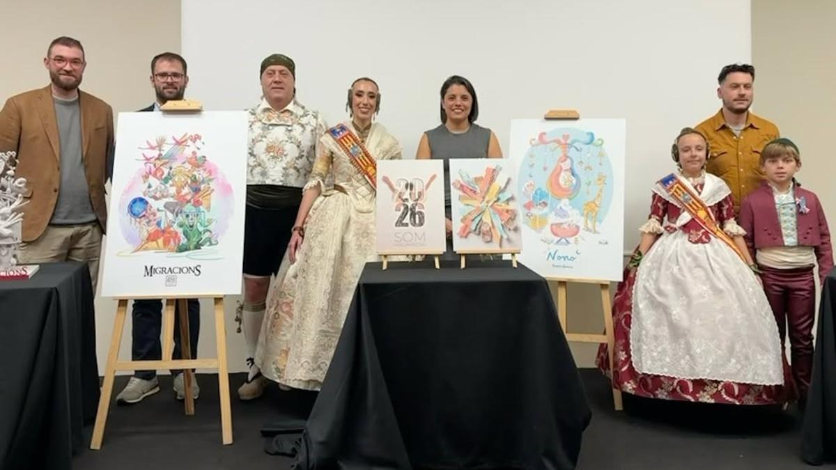 Artistas y autora de la portada del llibret, con el cuadro de honor