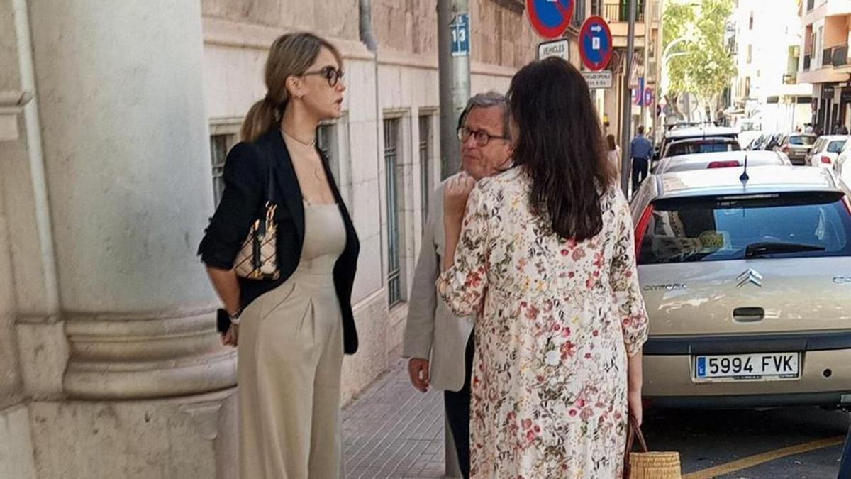 La princesa saudí AlJoharah Talal Alsaud, junto a su abogado, Tomeu Vidal, el martes en los juzgados de Palma.
