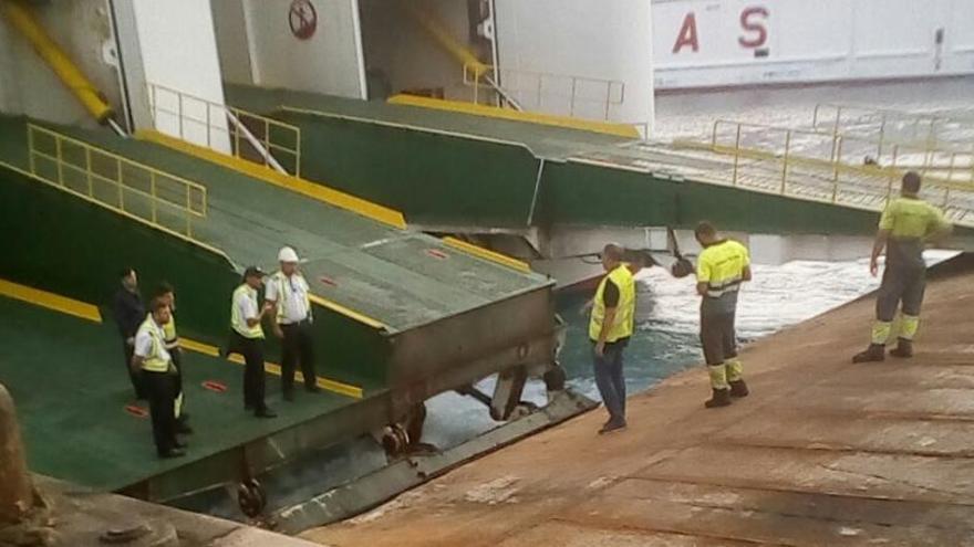 Un ferry de Naviera Armas sufre un percance en La Luz.