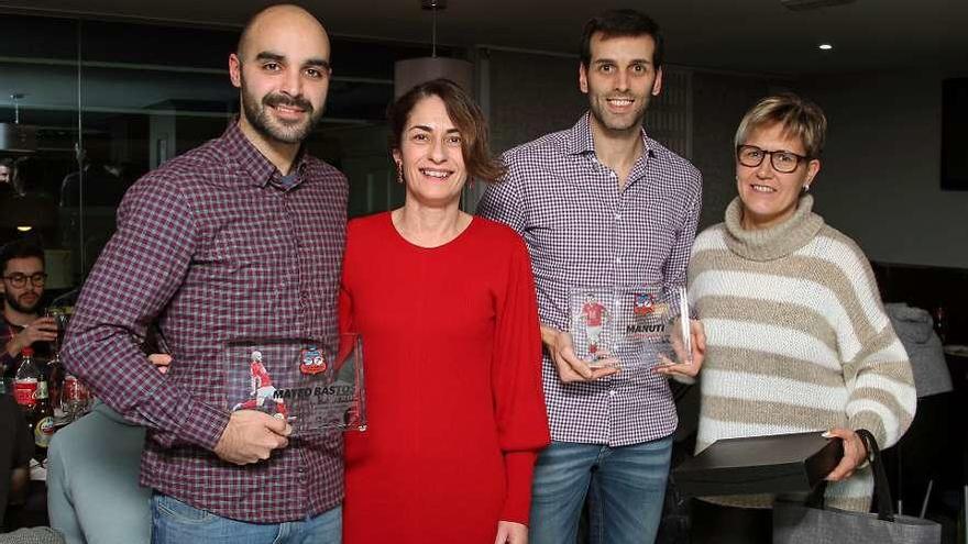 Mateo y Manuti recibieron sendas placas de recuerdo en su acto de despedida. // Bernabé/J. Carlos Asorey