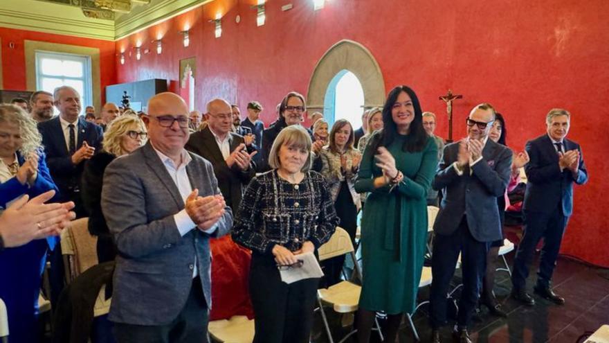 Arbués recibe la ovación de los asistentes al acto. | AYUNTAMIENTO DE HUESCA