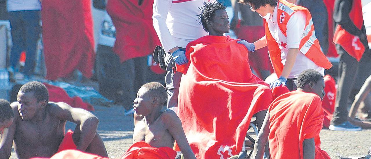Cruz Roja atiende a un grupo de migrantes en el muelle de La Restinga (El Hierro).
