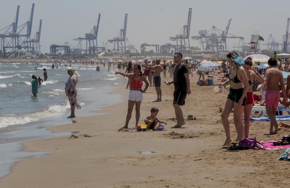 Los valencianos se refugian del poniente en la Mal