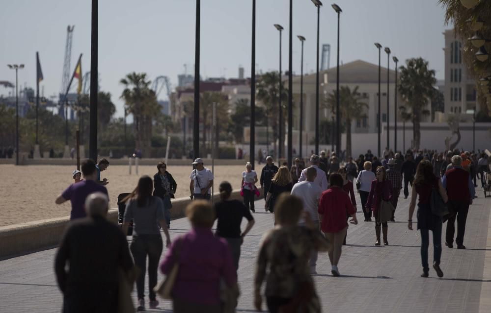 Numerosas personas han disfrutado de la jornada festiva y el sol en la playa.