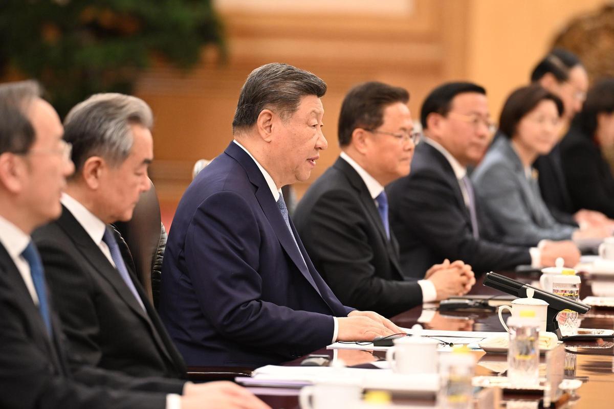 El president xinès, Xi Jinping,a l’inici de la reunió que ha mantingut amb el president del govern d'Espanya, Pedro Sánchez, al Gran Saló del Poble, a Beijing, aquest dimarts