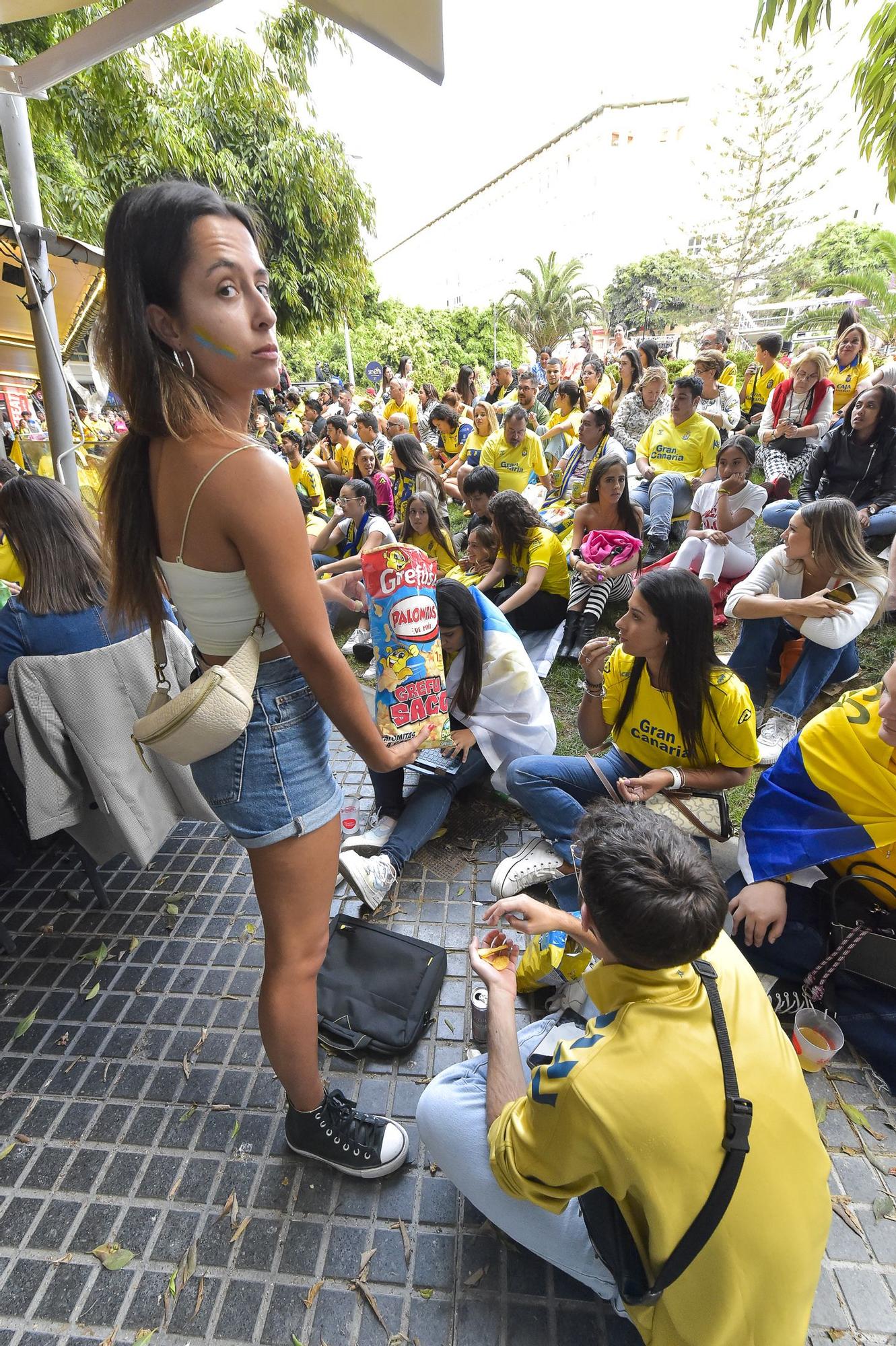 Ambiente en las terrazas de la Plaza de España durante el partido