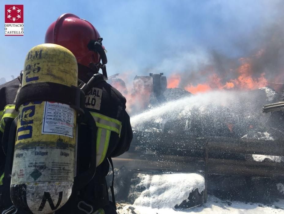 Incendio de dos camiones en la A-7 en Nules