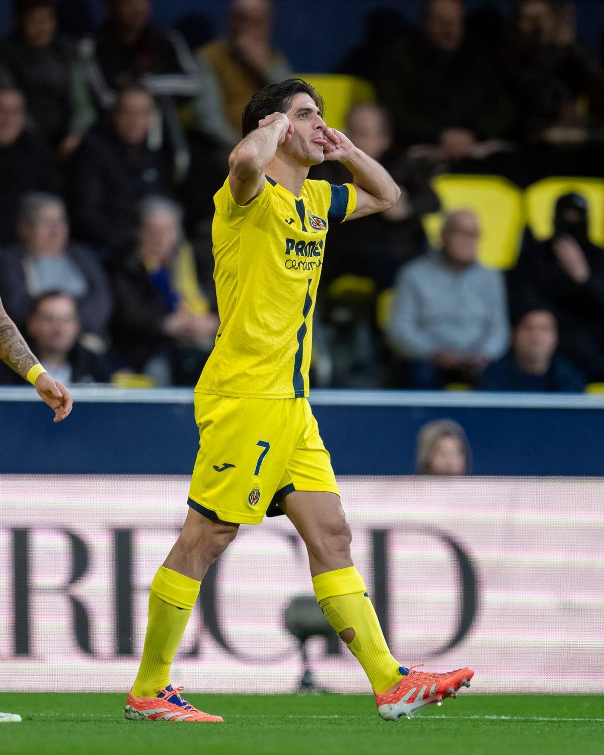 Gerard Moreno celebra su gol en el Villarreal-Alavés.