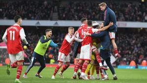 Reiss Nelson, autor del 3-2, es abrazado por sus compañeros al final del partido. EFE/EPA/Daniel Hambury