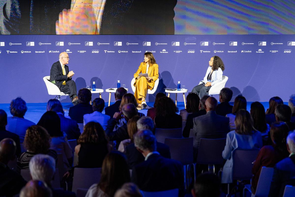 Julissa Reynoso, abogada y diplomática dominico-estadounidense, y Christopher Caldwell, periodista americano, durante la mesa redonda sobre la relación entre EEUU y Europa, en el Palacio de Congresos de Barcelona.