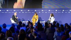 Julissa Reynoso, abogada y diplomática dominico-estadounidense, y Christopher Caldwell, periodista americano, durante la mesa redonda sobre la relación entre EEUU y Europa, en el Palacio de Congresos de Barcelona.