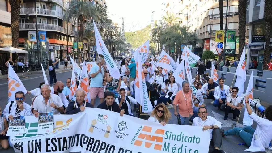 Los médicos cortan el centro de Alicante para manifestarse por una mejora en las condiciones de trabajo