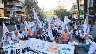 Los médicos cortan el centro de Alicante en demanda de mejoras laborales y salariales