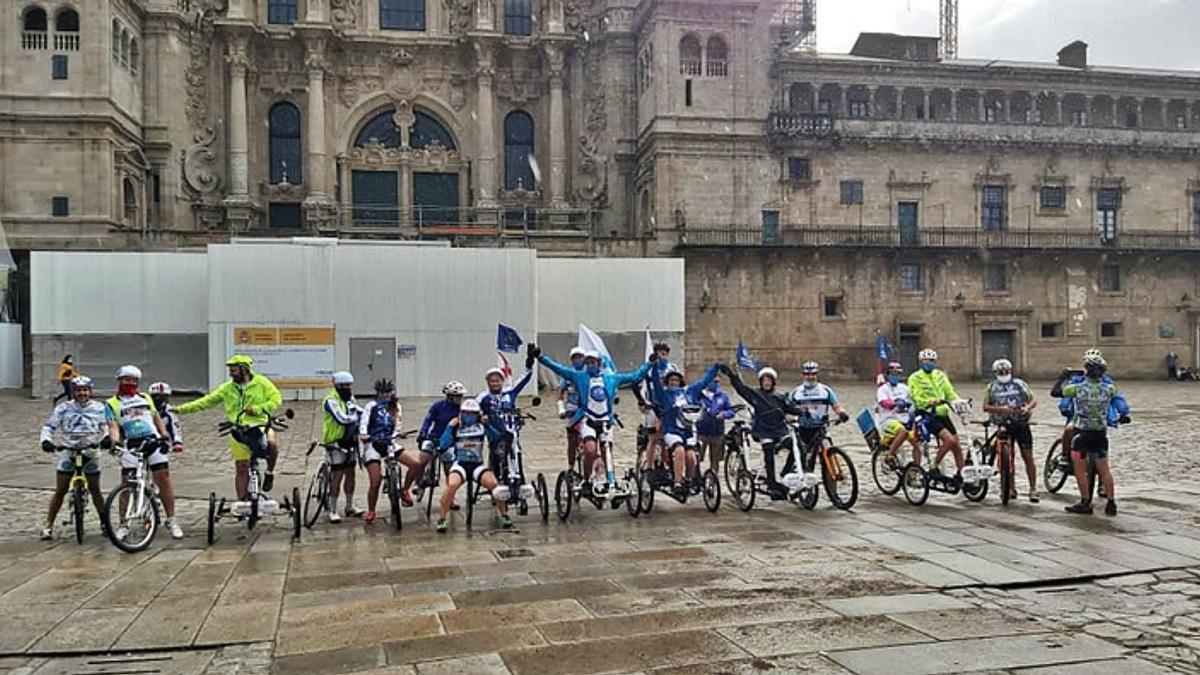 Los peregrinos de Discamino en la Plaza de Santiago. Iván, de amarillo a la derecha. | Cedida