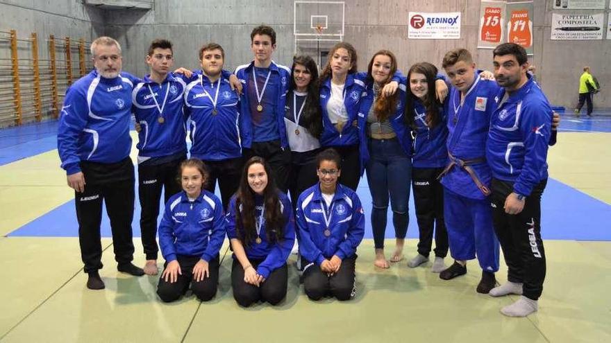 Miembros del club de judo oleirense, con sus medallas.