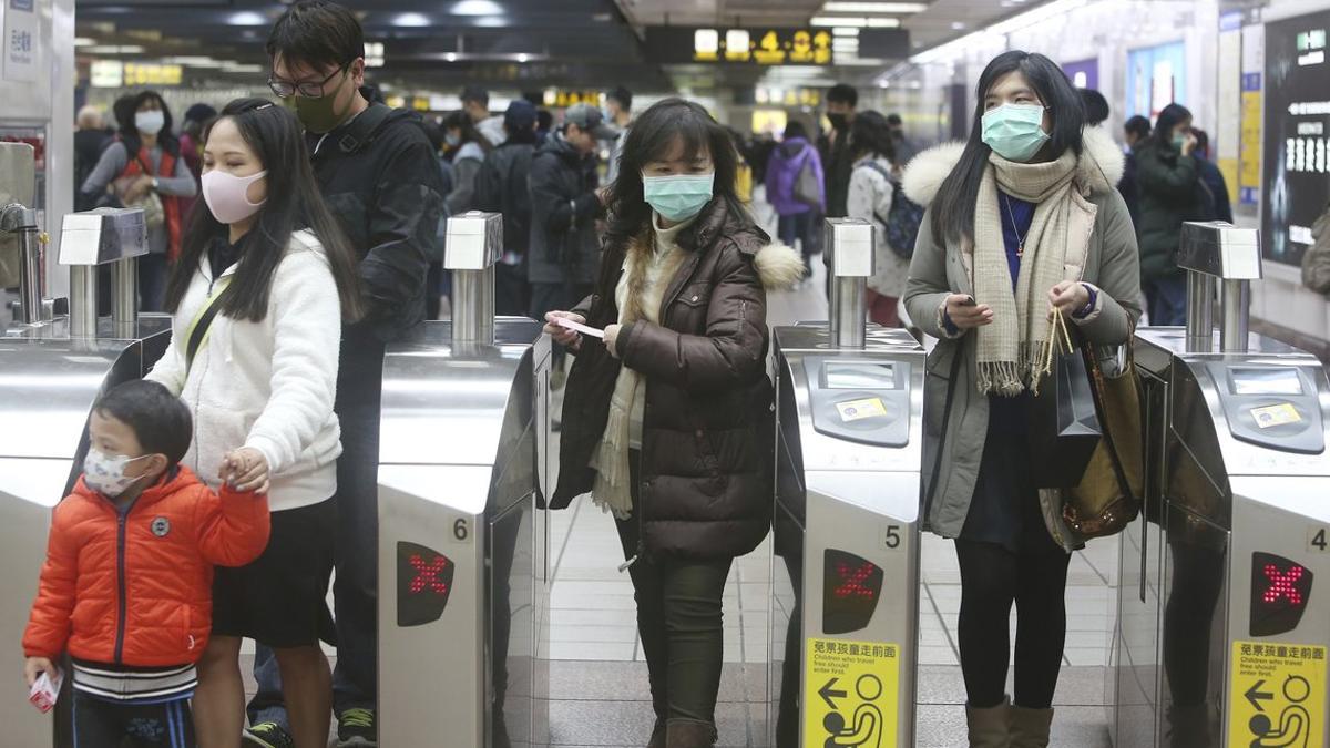 Pasajeros con mascarillas en el metro de Taiwán, donde se han detectado varios casos del nuevo coronavirus.