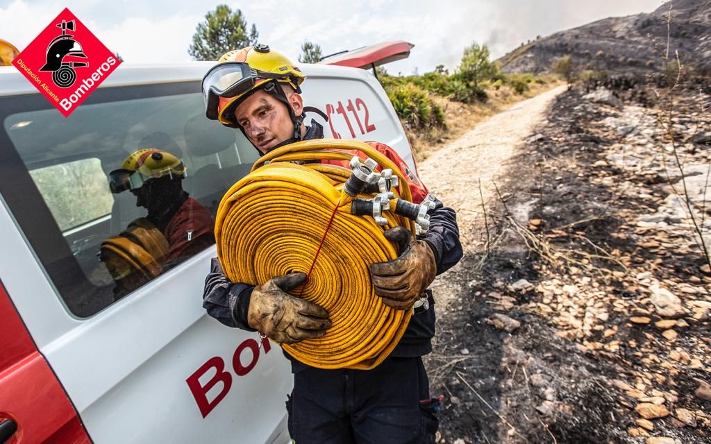 Siguen los trabajos para controlar las llamas en la Vall d'Ebo