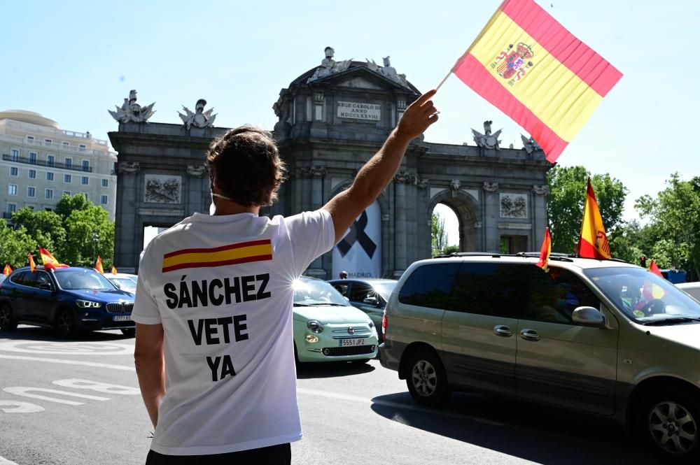 Cientos de personas secundan la protesta de Vox.