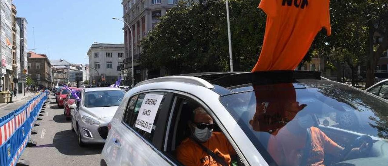 Caravana de trabajadores de Alcoa La Coruña, ayer, en la ciudad gallega.