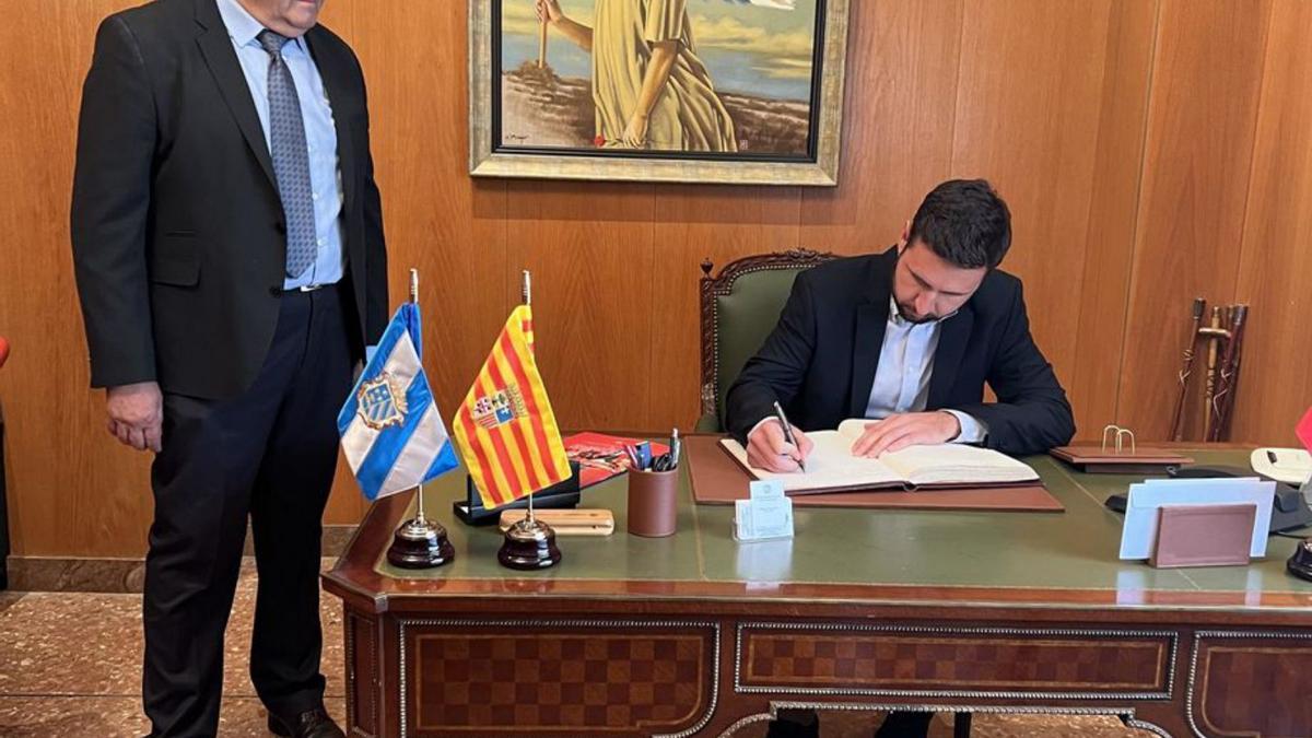 El pregonero Fernando Egea firmó en el libro de honor del ayuntamiento.