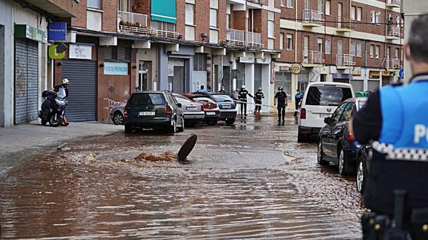 Policía y bomberos controlando la fuga | J. F. L.