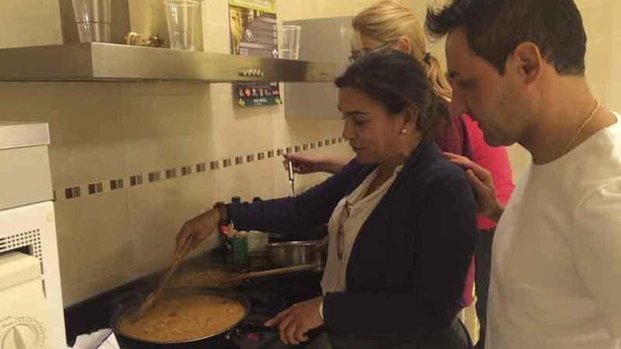 Cocinando con setas en el taller de cocina micológica.