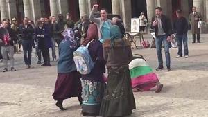 Hinchas del PSV humillan a unas mendigas en la plaza Mayor de Madrid.