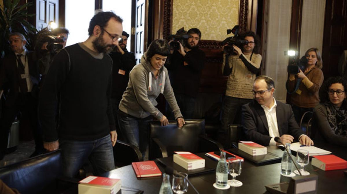 Arribada dels diputats de la CUP, Anna Gabriel i Benet Salellas, a la Junta de Portaveus del Parlament, amb la presidenta de la Cambra, Carme Forcadell.