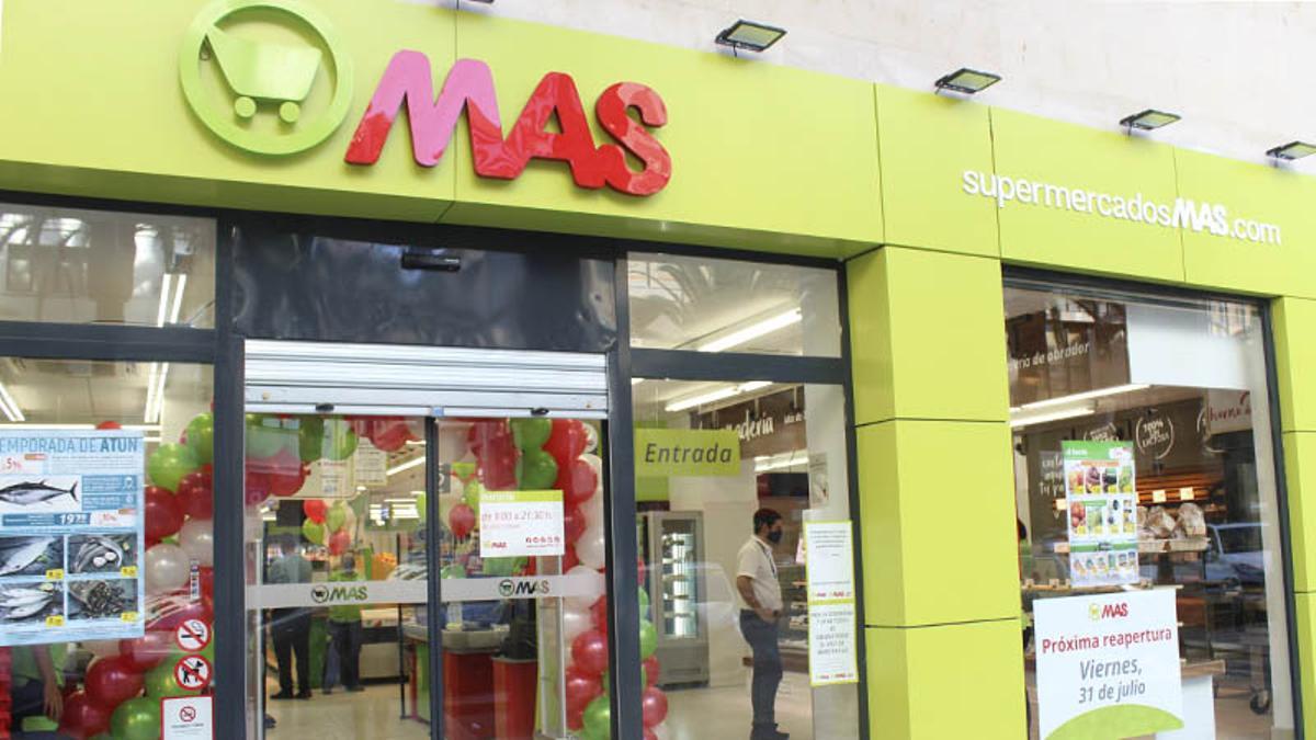 Exterior de un supermercado MAS de la capital.