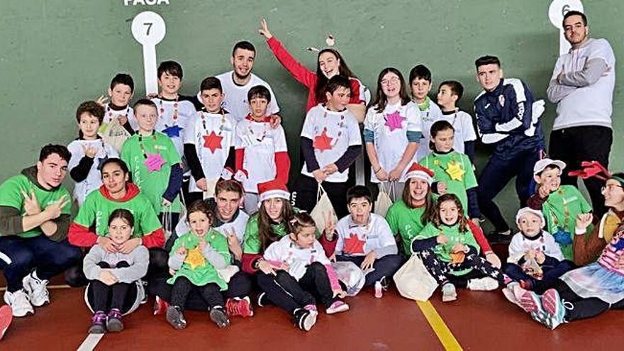 Los alumnos organizadores del proyecto solidario, en la actividad realizada en Bermillo de Sayago con niños.