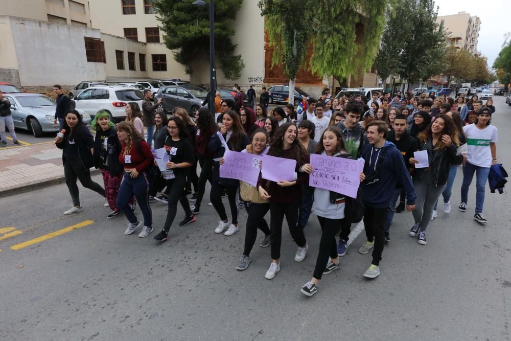 Alrededor de un centenar de alumnos de instituto se manifestaron ayer en las calles de Vila