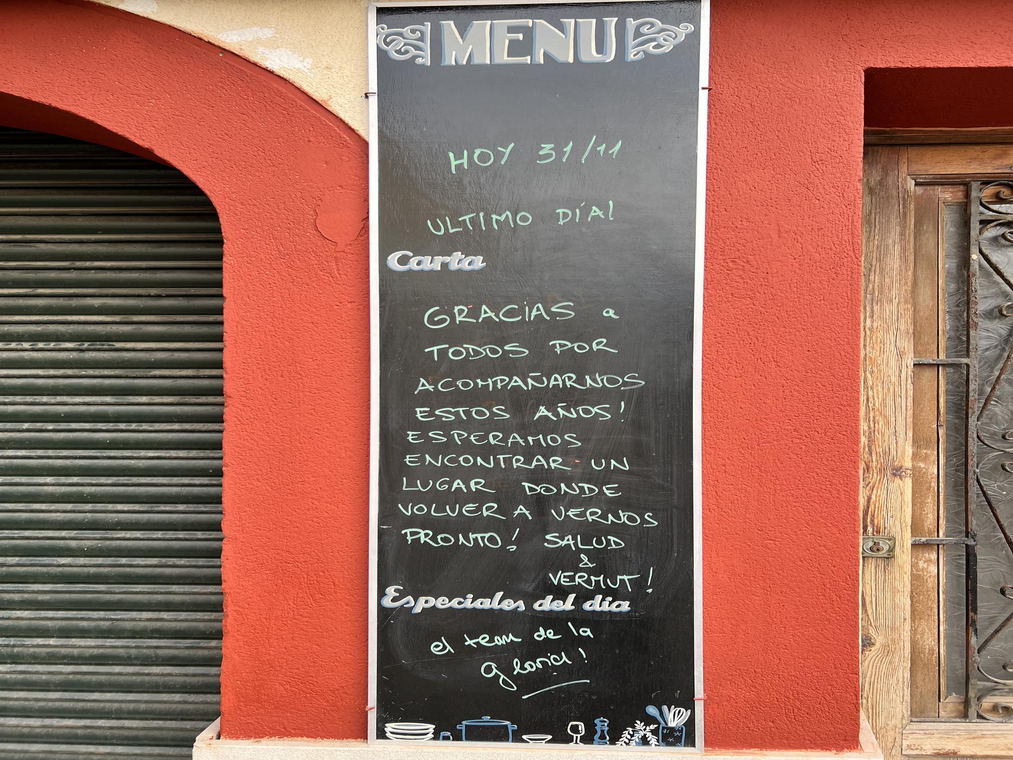 El cartel de despedida en la vermutería La Gloria del Molinar.