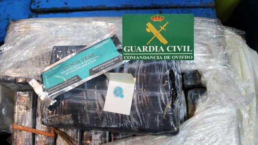 Uno de los fardos de cocaína recuperados en el mar por la Guardia Civil en Luarca. // FdV