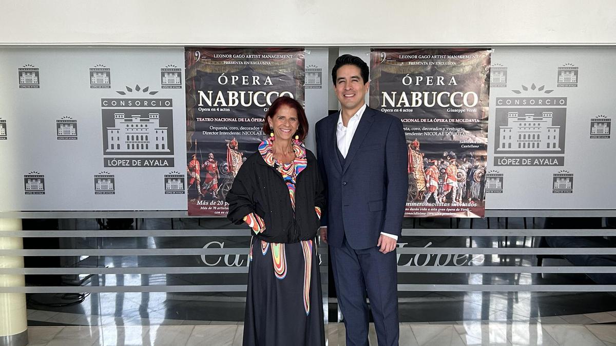 Paloma Morcillo y el cantante de ópera Augusto García en la presentación de la obra 'Nabucco', este martes en el López de Ayala de Badajoz
