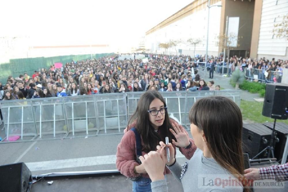 Firma de discos de Aitana en Murcia