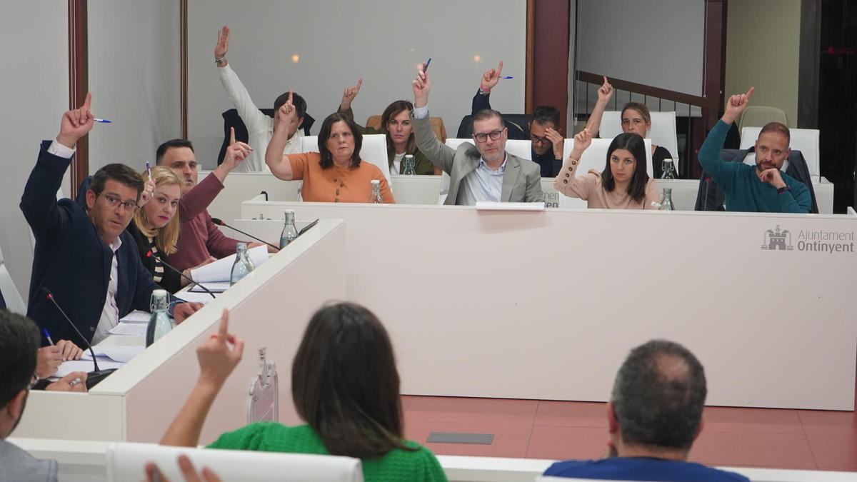 Votación durante el pleno extraordinario de este jueves.