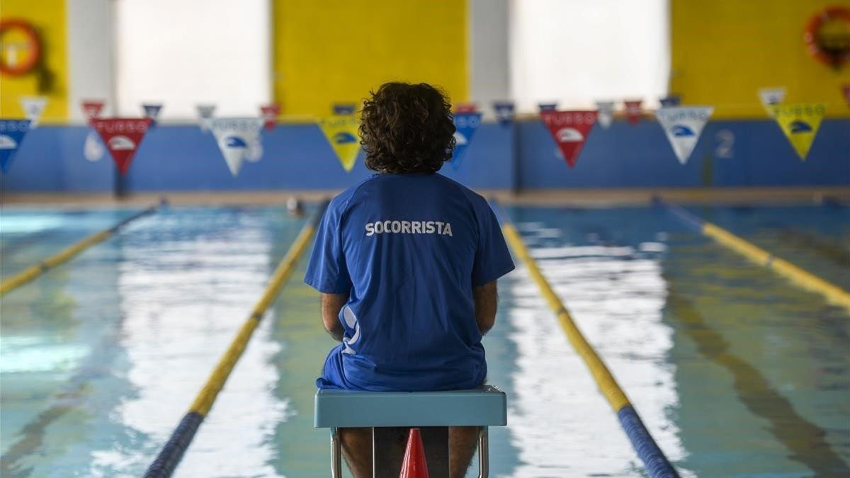 Un socorrista, en una piscina catalana, esta semana.