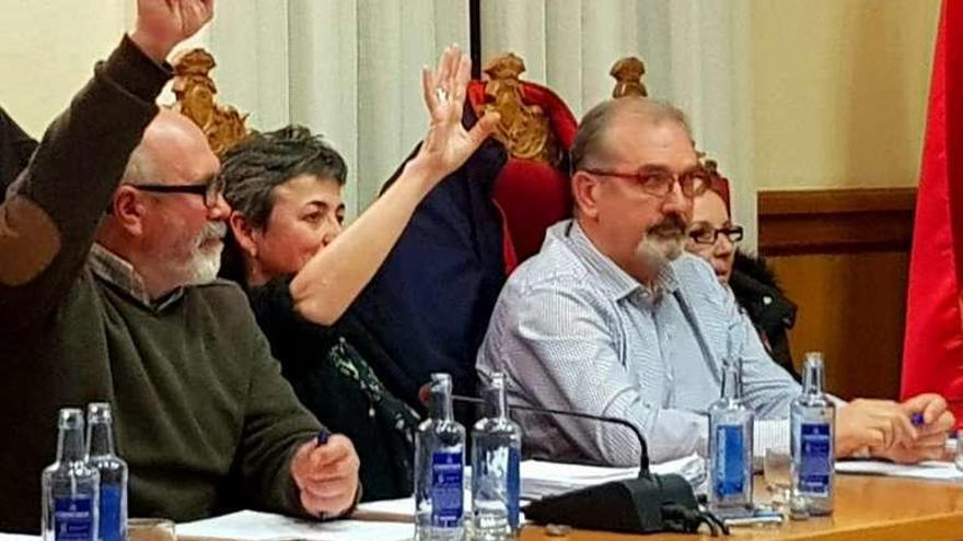 Los concejales de la oposición José Martínez Tato y Carmen Núñez, ambos del BNG, junto a José Prada (PP). // E. G.