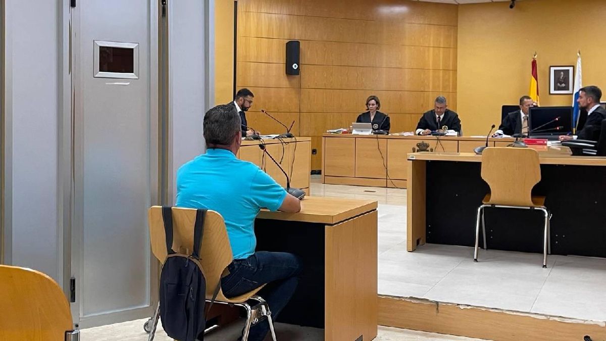 El acusado por abusos sexuales, durante un momento de su declaración en la vista oral.