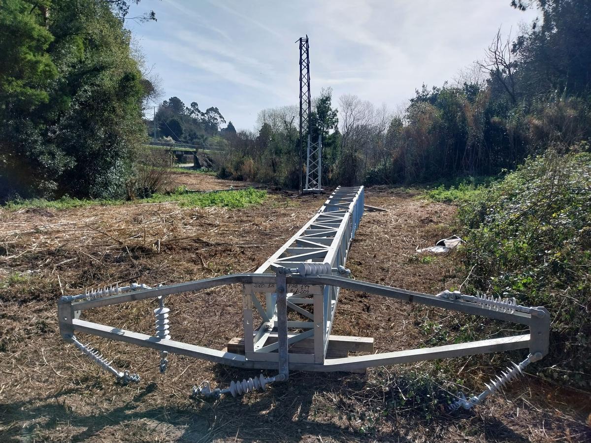 Uno de los postes dañados por la caída del árbol.