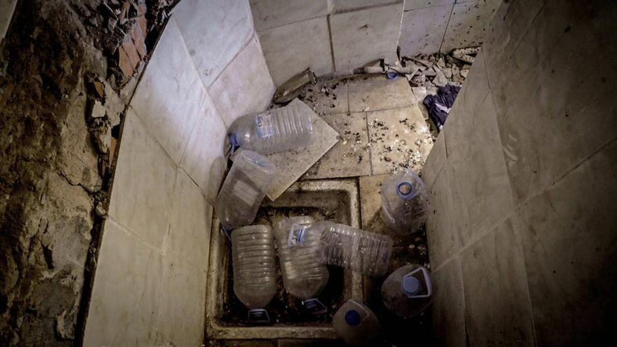 La ducha de uno de los obreros del Camp Nou, que no tiene agua corriente y está en ruinas.
