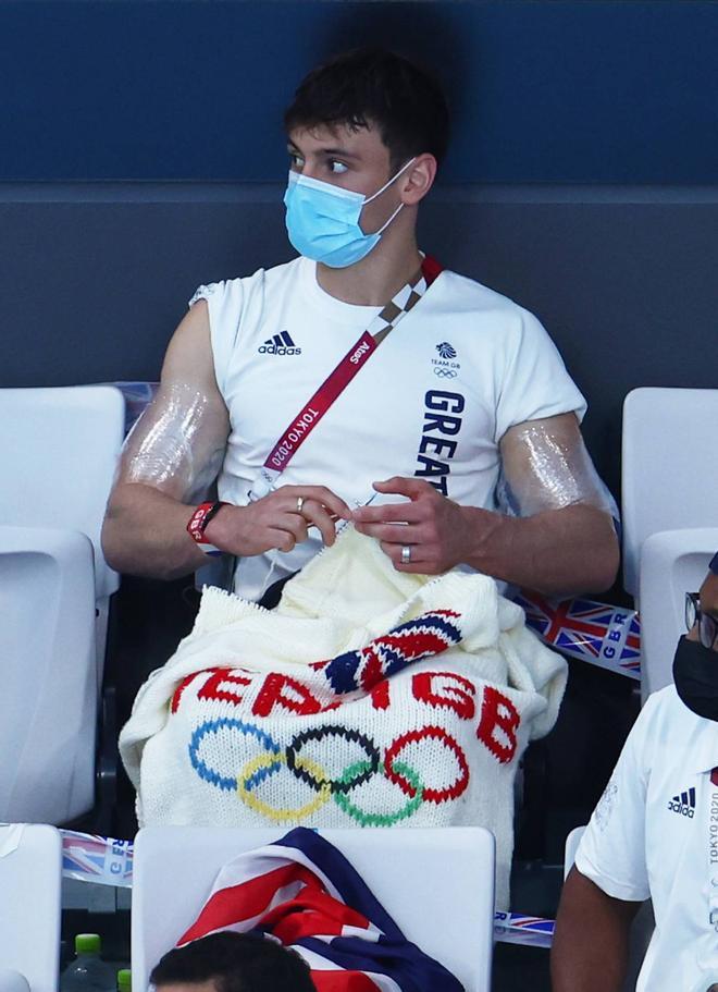 El deportista británico Tom Daley haciendo punto en la grada durante los Juegos Olímpicos de Tokio 2020