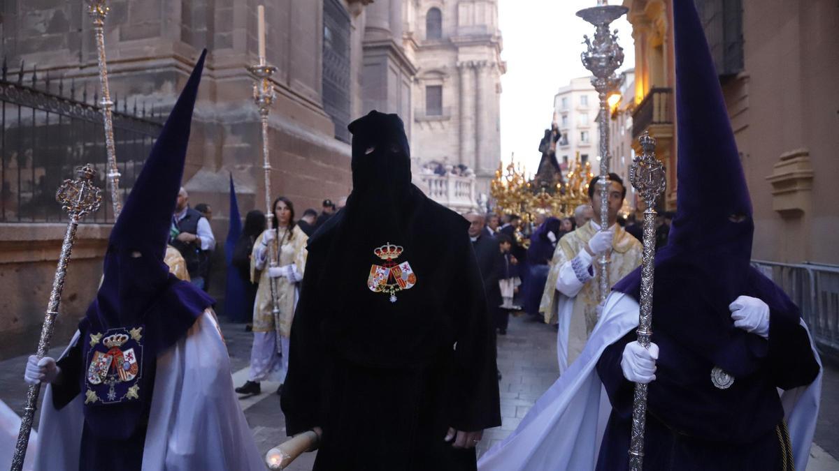 El preso liberado por Jesús Nazareno de la cofradía de El Rico, este Miércoles Santo por la calle Molina Lario