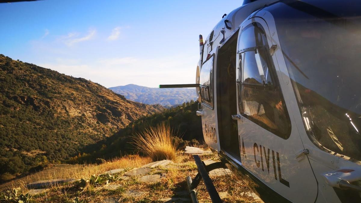 Un helicóptero del servicio de montaña de la Guardia Civil