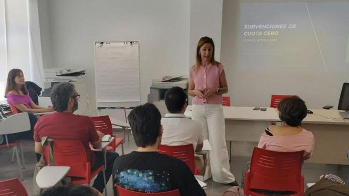 La directora general de autónomos, Mónica Nuez, presenta las medidas del plan respaldo a los autónomos.