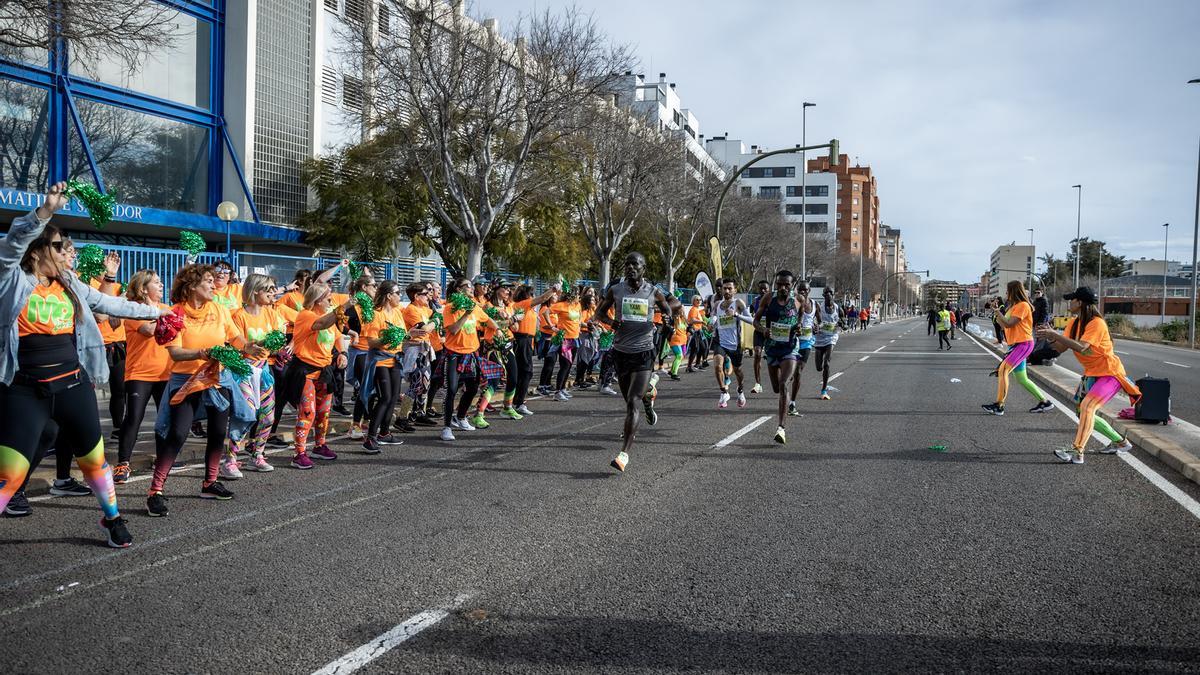 Unas 500 personas formaron parte de los grupos de animación que se repartieron en 26 puntos del recorrido del Marató bp Castelló y 10K FACSA Castelló.
